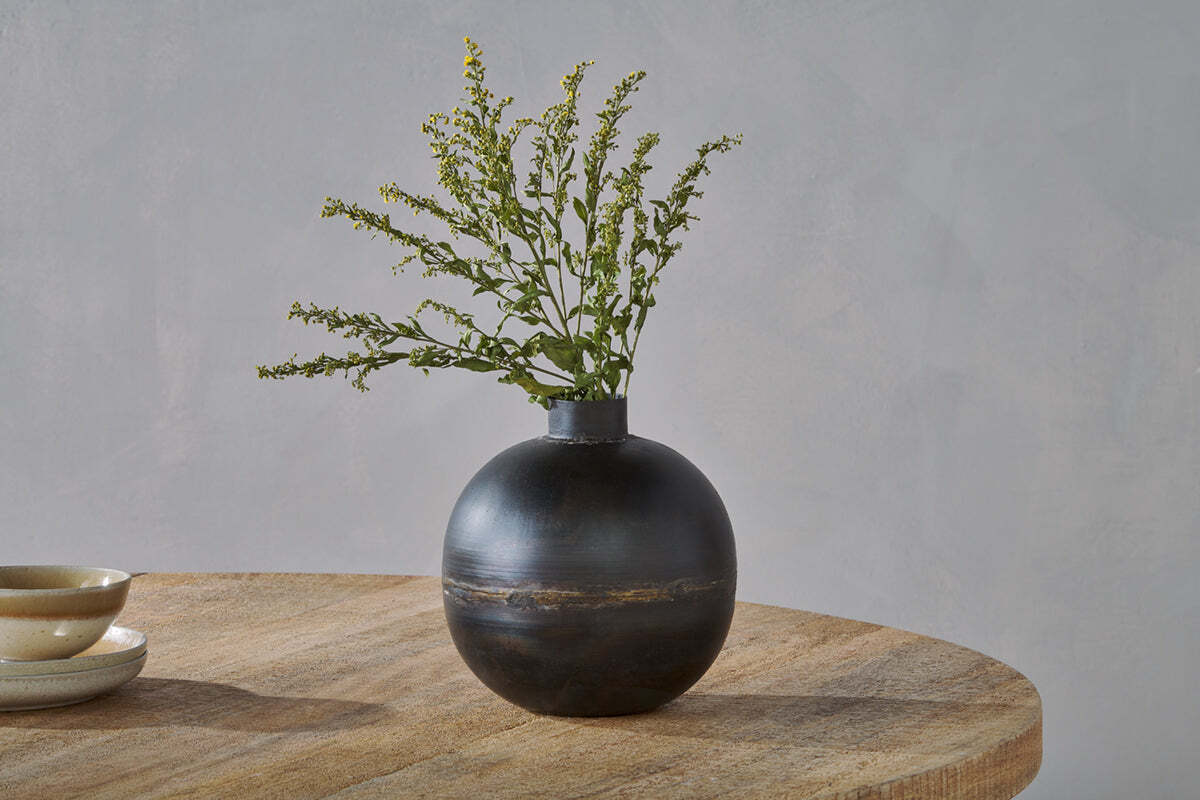 Endo Recycled Iron Vase - Black – Nkuku