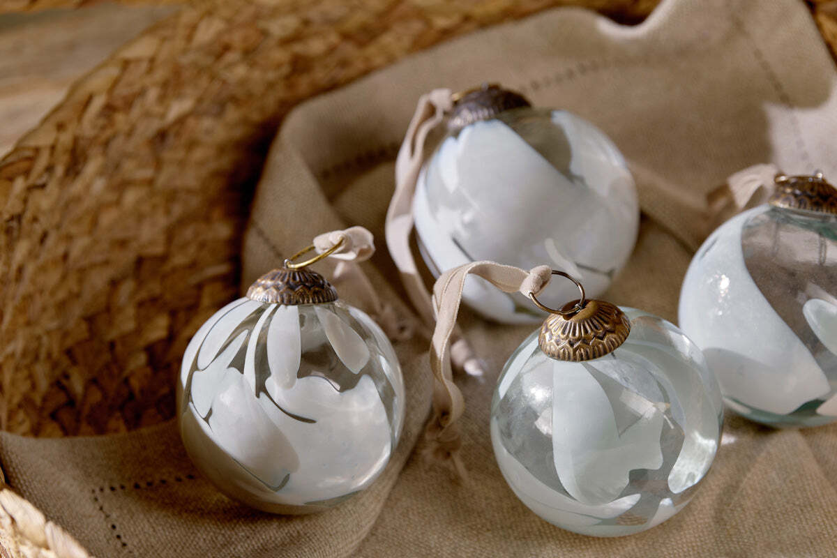 Lohara Baubles - White (Set of 4)